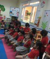 Các bé gái 5 tuổi tự buộc tóc giúp nhau sau giờ ngủ trưa