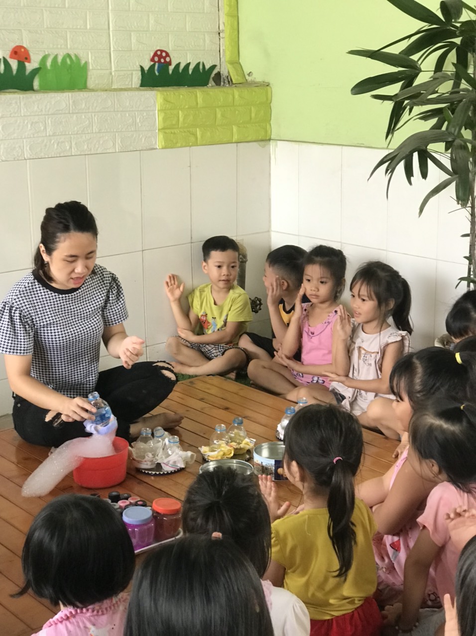 HOẠT ĐỘNG NGOÀI TRỜI CỦA CÁC BÉ LỚP A1