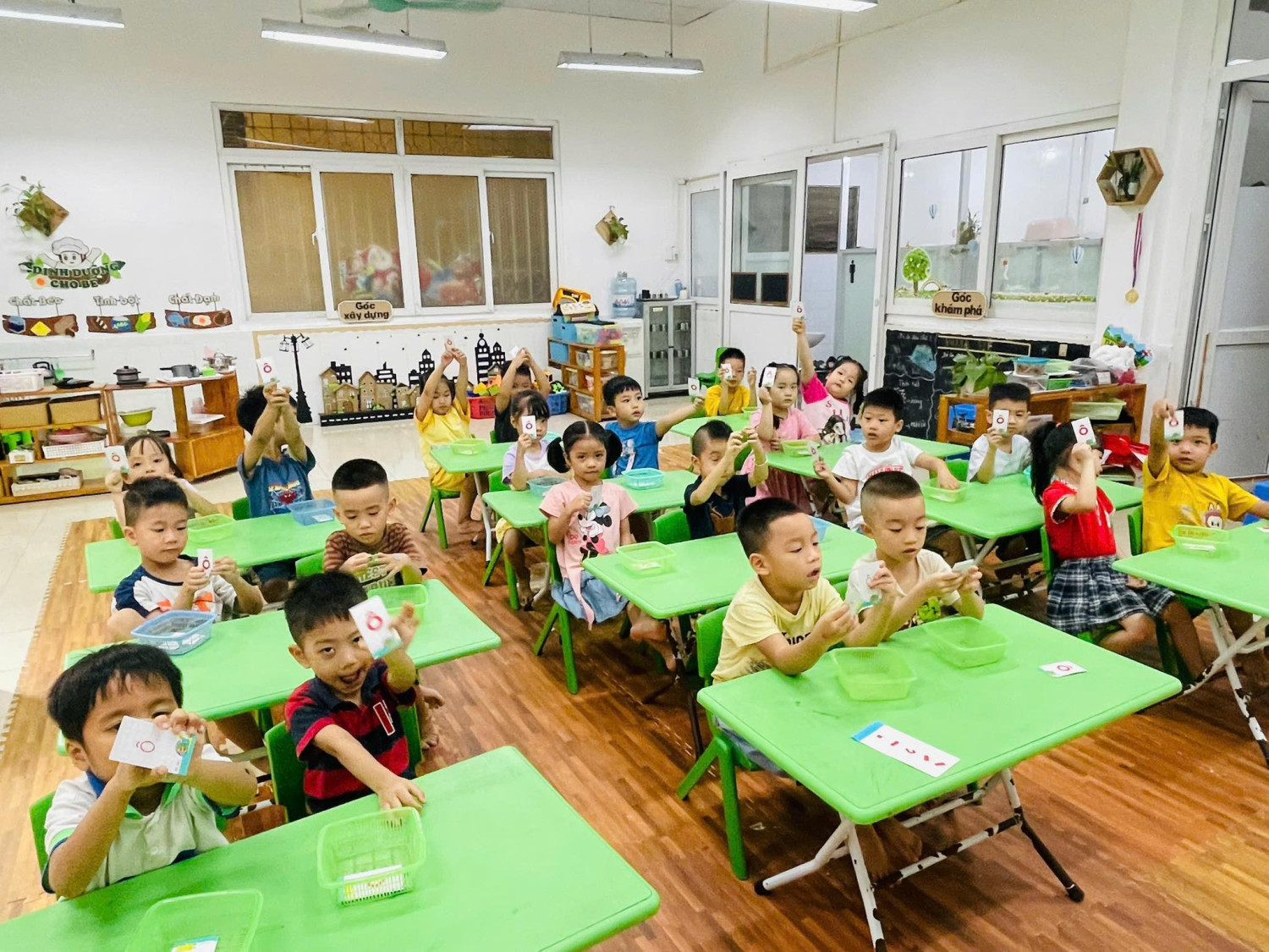 Giờ học chữ cái của các bạn lớp 5-6 tuổi thật chăm chú và vui vẻ!