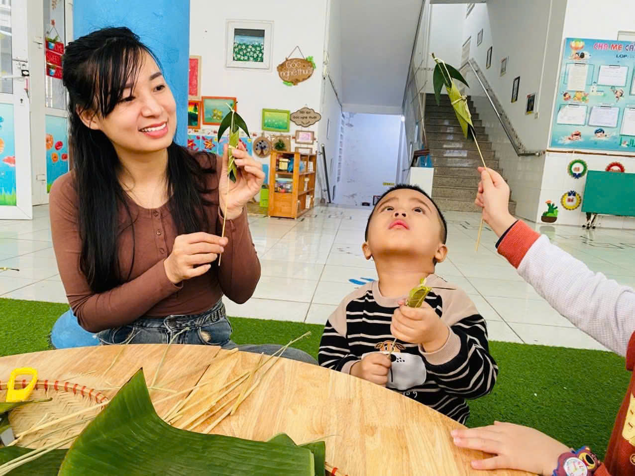 ☀️ Một ngày nắng ấm áp trong tiết trời mùa đông, chúng mình chơi với bóng nắng thôi! 🌤️