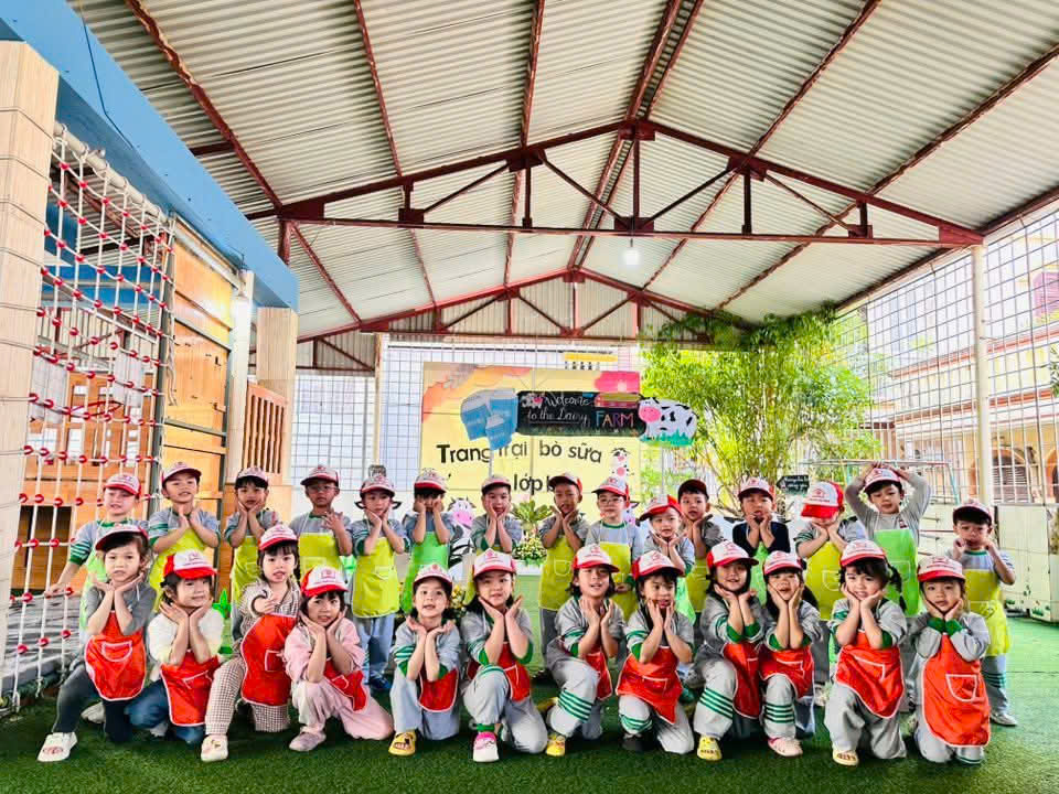 🐄🐄 Hoạt động ngoài trời với trải nghiệm "vắt sữa bò" của các bạn nhỏ lớp B1 trường MN Hoa Hồng